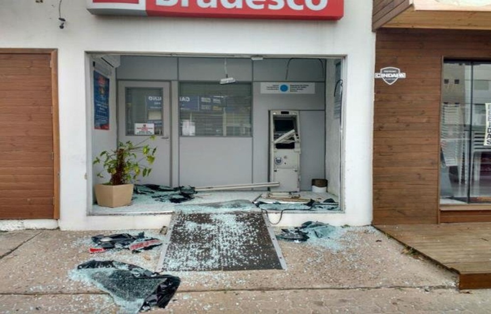 Ir para  <p>Um caminh&atilde;o foi usado durante a madrugada desta quarta-feira para arrombar uma ag&ecirc;ncia banc&aacute;ria do Bradesco na avenida Paraguass&uacute;, no Centro de Imb&eacute;, no Litoral Norte do Rio Grande do...